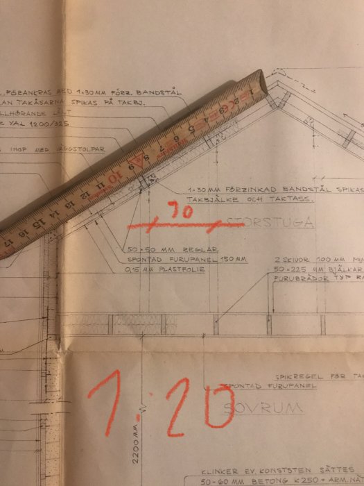 Arkitekturritning med markerade mått och en linjal, som visar en byggkonstruktion med stödmått.