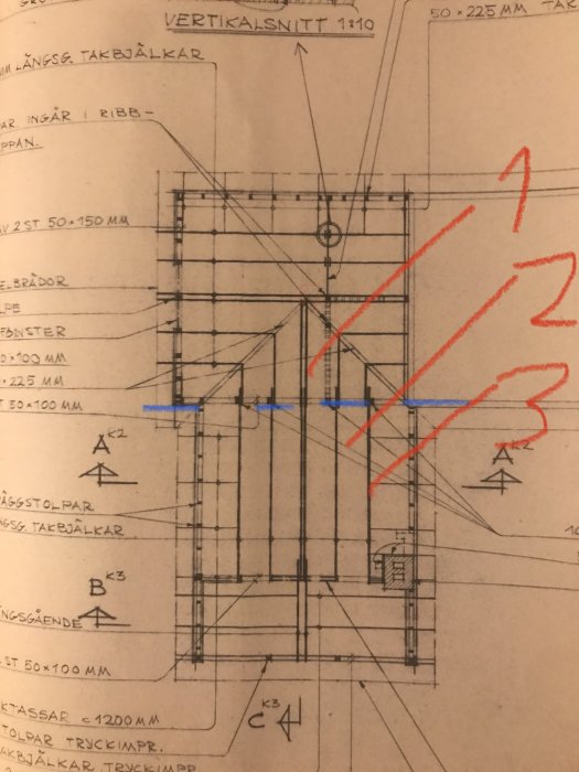 Byggritning med måttangivelser och en blå linje som markerar en spaljé 4.5 meter från yttervägg.