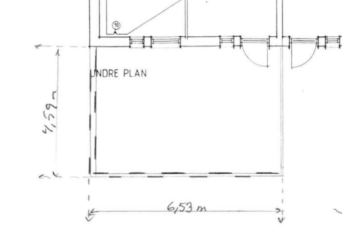 Byggritning av ett undre plan med måttangivelser.