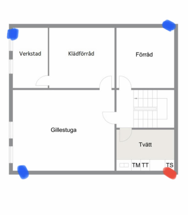 Planritning över källarvåning markerad med blå och röd färg för till- och frånluft i olika rum.