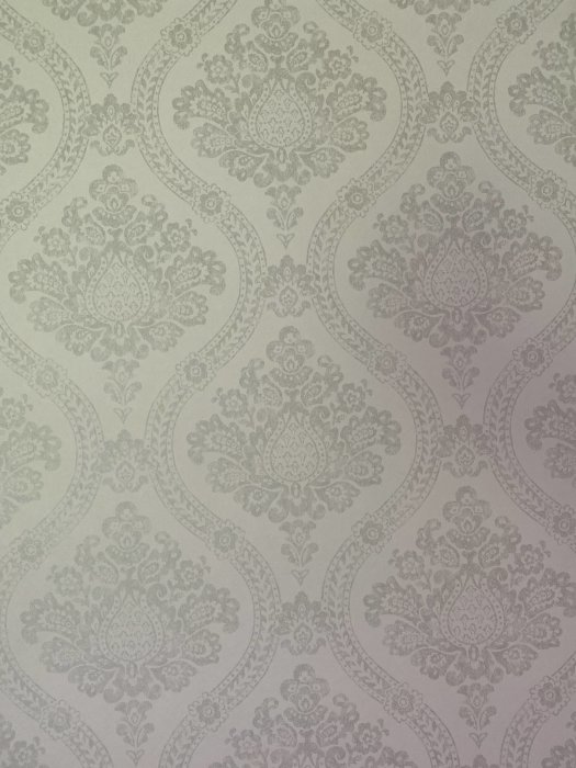 Damaskmönstrad tapet med paisley-inspirerade ornament i lila och grå nyanser.
