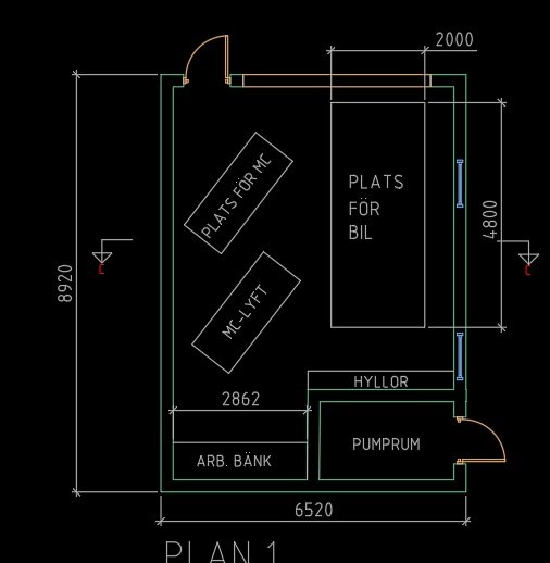 Ritning av en garageplan med mått, MC-parkering, arbetsbänk, hyllor och pumprum.