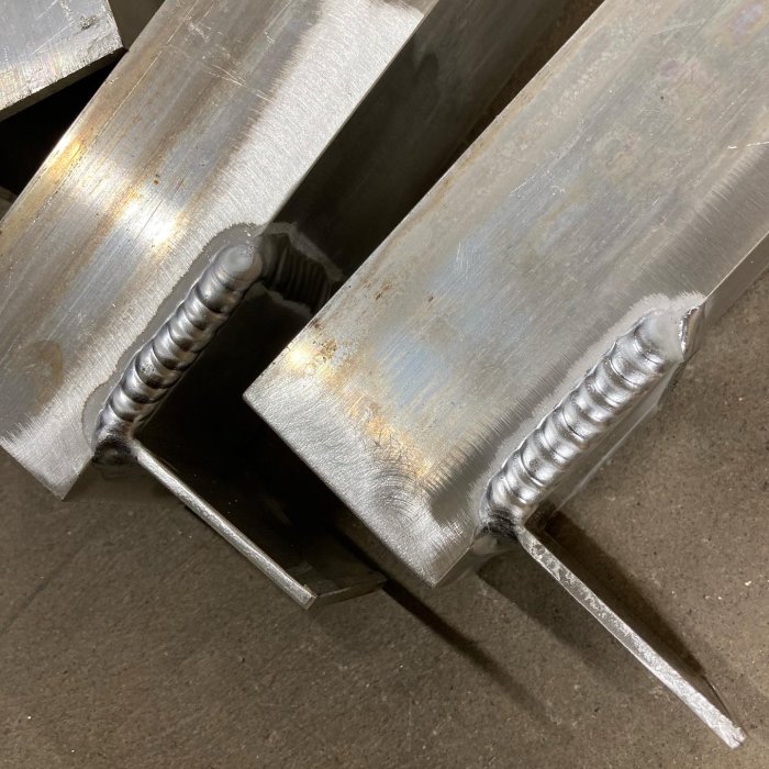 Svetsade metallkonstruktioner med jämn svetsfog och framstående svetssömmar.