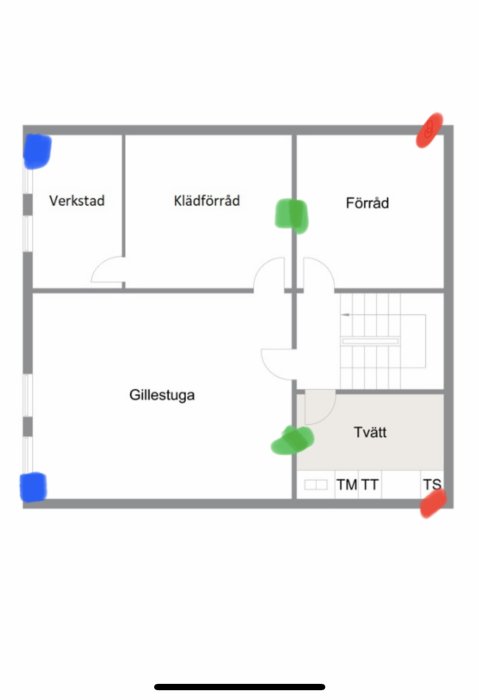 Planritning av en källare med markerade till- och frånluftsventiler, växling mellan två förråd och färgade punkter som visar ventilationens flöde.