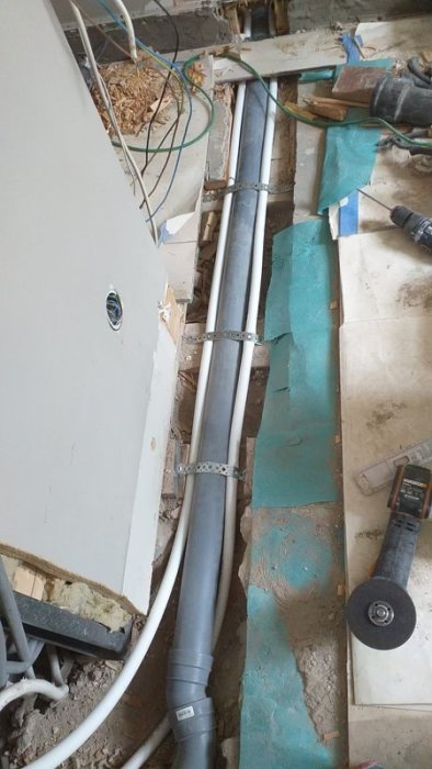 Nya vatten- och avloppsrör installerade i en pågående köksrenovering i en sekelskifteslägenhet.
