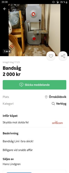 Bandsågsmaskin i ett verkstadsutrymme till salu för 2000 kr, placerad i hörn med tillbehör.