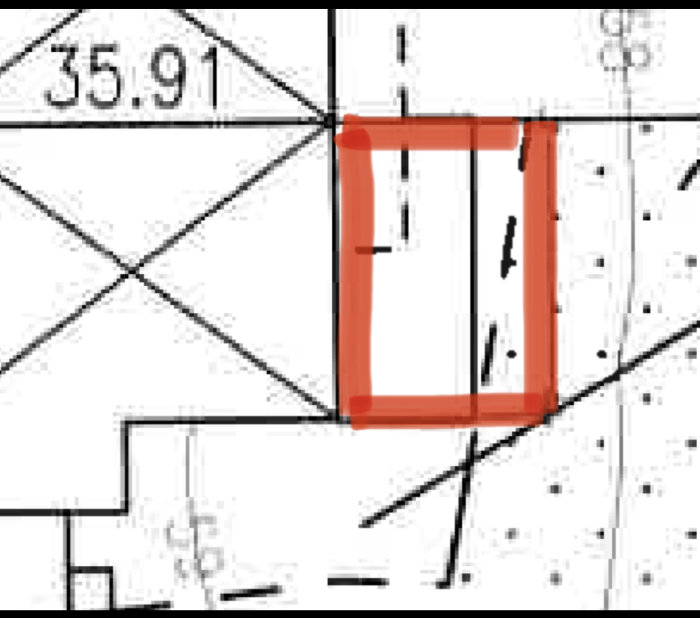 Fastighetskarta med markerad utbyggnad som delvis överlappar prickad mark.