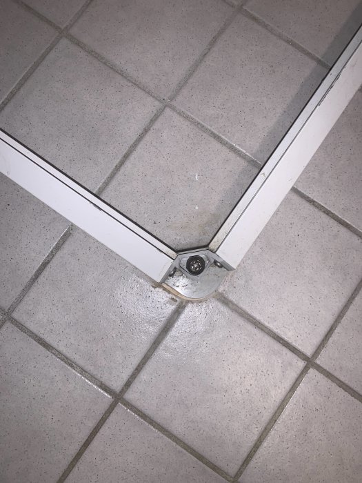 Skruv i en duschvägg monterad på kaklat golv, fråga om att tät om våtskiktet.