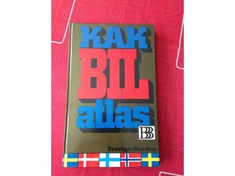 KAK:s bilatlas från 1984 med texten "BIL atlas" och "Sverige/Norden" på framsidan, placerad på röd bakgrund.