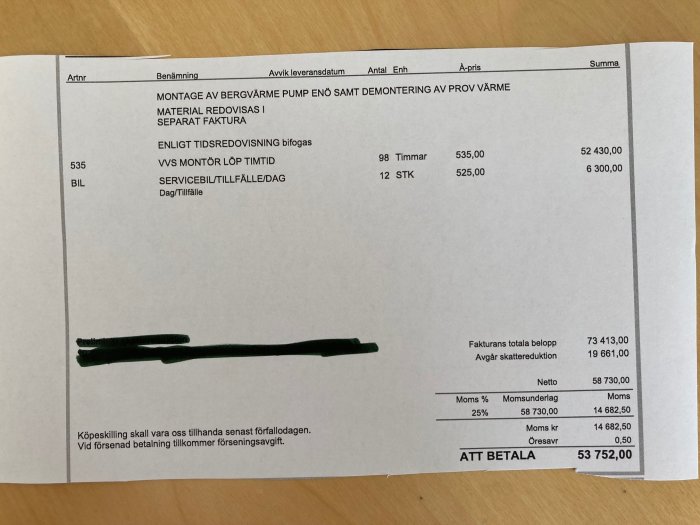 Faktura för installation av bergvärmepump med detaljerade kostnader för arbetstimmar och servicebil, delvis anonymiserad.