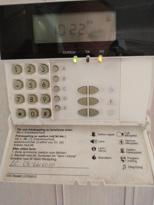 Larmpanel med numeriskt tangentbord, indikatorlampor och instruktioner för frånkoppling och användning.