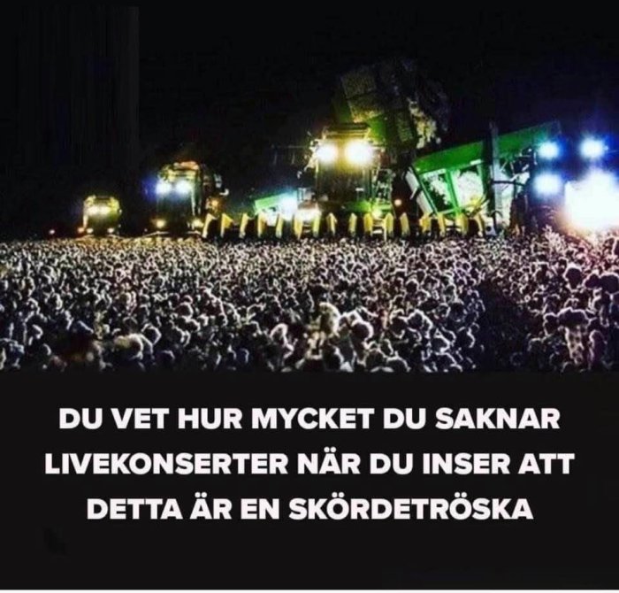 Människomassa sett på avstånd som ser ut som publik vid en konsert, men är en skärdetröska med belysning.