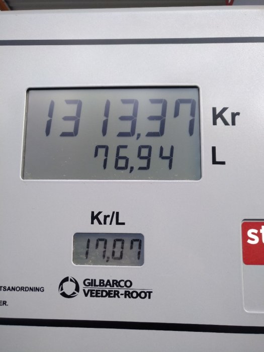 Bränslepumpsdisplay visar pris 1313,37 kr för 76,94 liter och pris per liter är 17,07 kr.