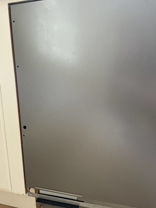 Integrerad diskmaskin med slät, grå lucka redo för montering av träfront.