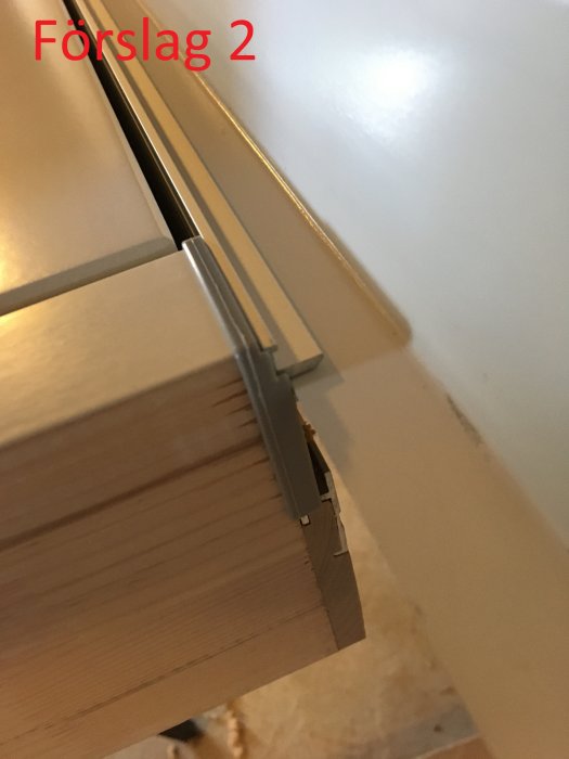 Tröskelbleck monterat på aluminiumtröskel enligt förslag två vid installation av ytterdörr.