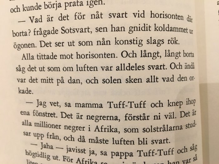 Uppslagen sida ur barnboken "Kalle Tuff-Tuff" med textpassage och dialog.