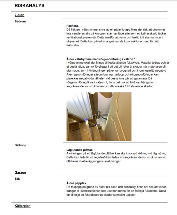 Riskanalysdokument med text om husets badrum, vattensystem och tak, inklusive en bild av en radiator och rör vid en vägg.