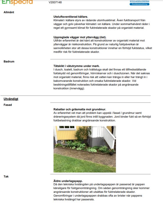 Inspektion av husgrund med synliga rabatter och dräneringssystem, samt del av husets fasad och växtlighet.