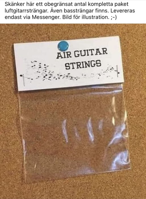 Plastpåse märkt "AIR GUITAR STRINGS" som skämtsamt ser ut att innehålla osynliga luftgitarrsträngar.