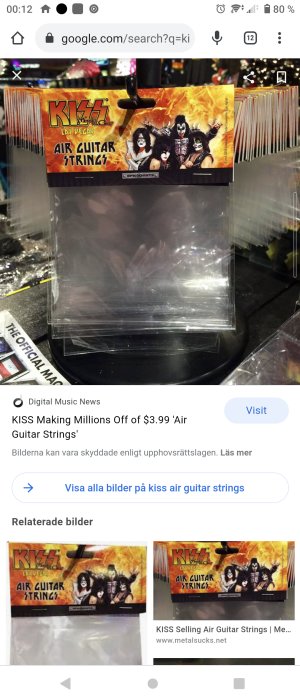 Förpackning med texten "KISS Air Guitar Strings" och bild av bandmedlemmar på en butikshylla.