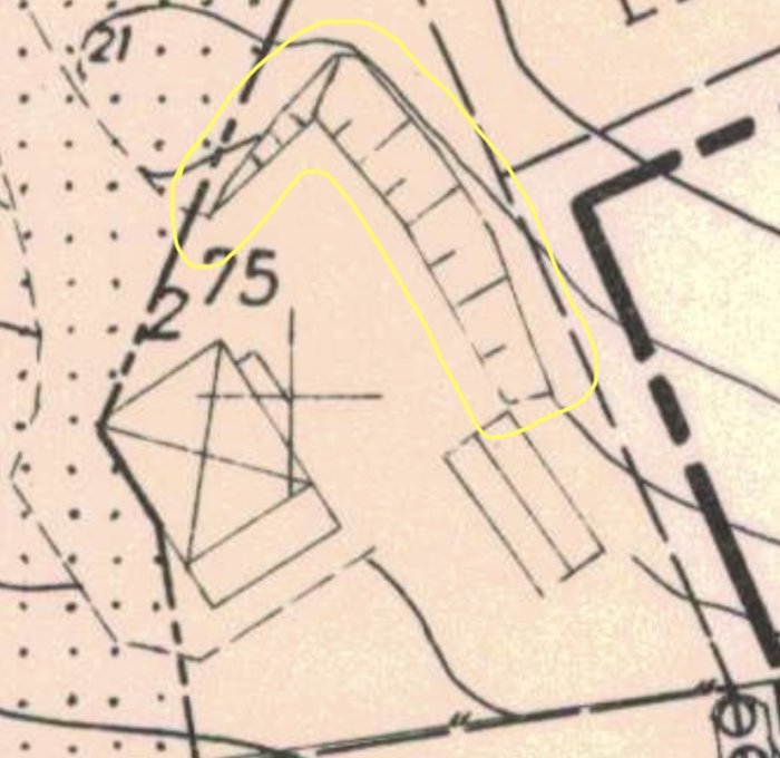 Utdrag ur en detaljplan från 1970 med en inringad gult markering runt en byggnad eller struktur.