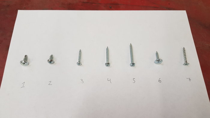Olika sorters skruvar numrerade 1 till 7 uppställda på vit bakgrund.