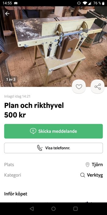 Använd hyvel täckt i spån belägen i ett snickarverkstadsmiljö som behöver omvårdnad.