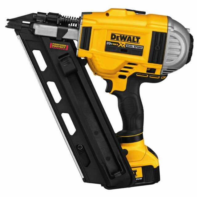 Gul och svart Dewalt DCN692 spikpistol för träarbete.