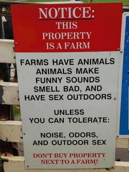 Skylt som varnar om lantgårdsbuller och lukter med humoristisk ton.