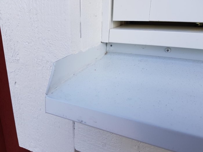 Fönsterbleck monterat utanpå salningen vid ett nybyggt fritidshus.