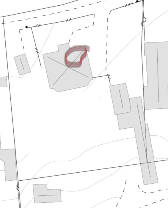 Karta som visar en tomtgränsindelning med markerade byggnader och en röd cirkel runt huvudbyggnaden.
