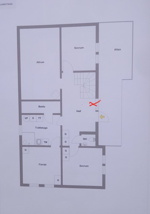 Ritning av bostadens planlösning med rött kryss markerande föreslagen placering för golvmodell av luftvärmepump.