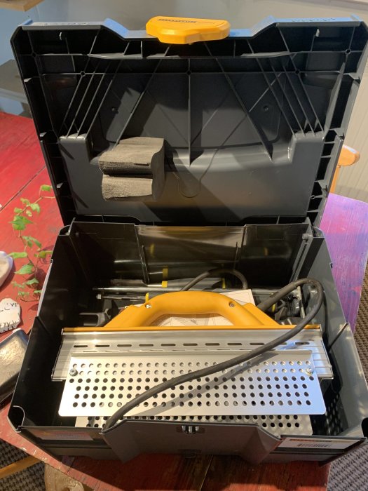 Ny speedheater 1100RS i verktygslåda, redo för byggprojekt.