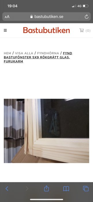 Inomhusfönster med rökgrått glas och ofärdig furukarm mot suddig bakgrund, från en onlinebutik.