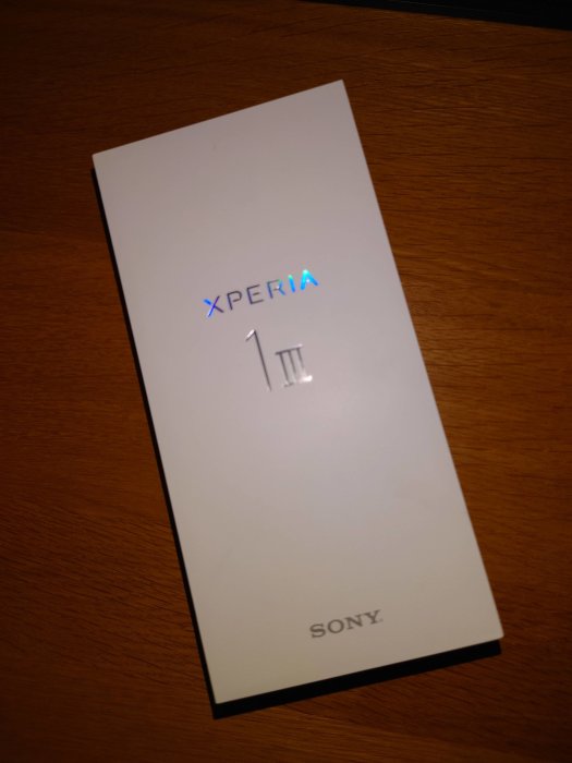 Sony Xperia smartphoneförpackning på ett träbord.