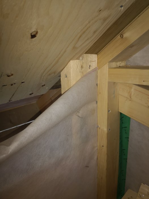 Takkonstruktion med 120x45 reglar och 12mm plywood, visar förborrade skruvhål och reglarnas montering.