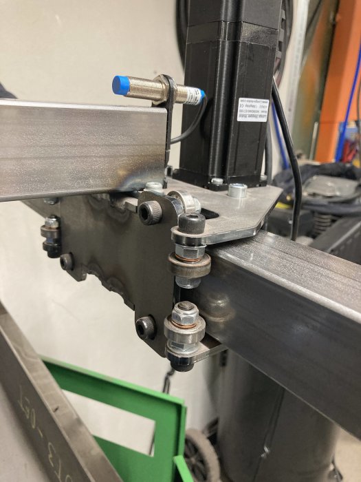 Komponenter för en CNC-plasmaskärare med fokus på kabel och maskinens skärhuvud.