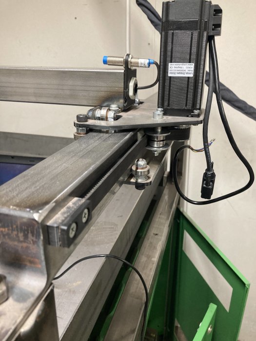 Del av CNC-plasmaskärare med synlig kabeldragning och mekaniska komponenter.