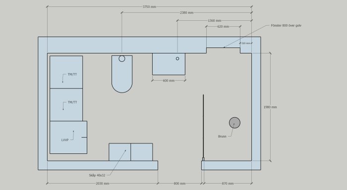 Ritning av badrumsrenovering med mått, innehåller badkar, toalett, handfat och tvättmaskin/torktumlare.