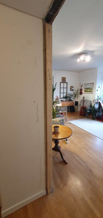 Hörn av ett rum under renovering med exponerade reglar vid anslutning mellan lättbetong- och betongvägg.