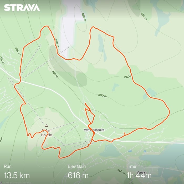 Strava-kartbild på en 13,5 km löprunda med en höjdvinst på 616 meter på 1 timme och 42 min.