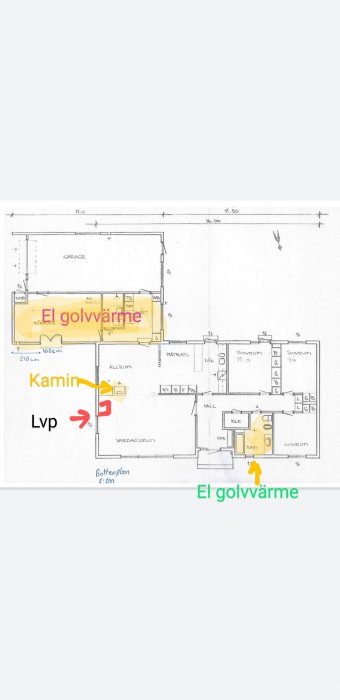 Ritning av husplan med markerad elgolvvärme och placering av kamin och LVP.