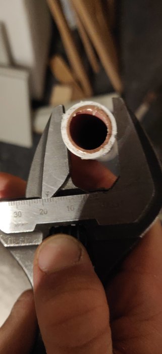 Skjutmått mäter yttermåttet på en 15mm prisolrör som visar nästan 20mm.