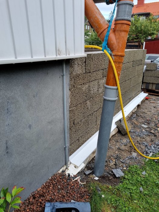 Ny källarvägg som är 4,5 cm innanför originalväggen, med synligt temporärt rör.