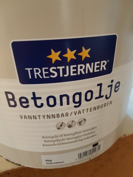 Burk med Trestjerner Betongolje, en vattenburen produkt för betonggolv inomhus.