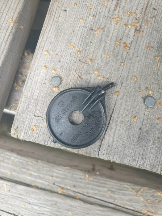 Plastlock och tre stift på trätrall, misstänkt del från Stihl röjsåg FS450.