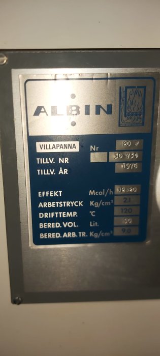 Typskylt på en Albin Villapanna 20F med tekniska specifikationer, tillverkningsår 1975.