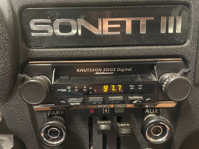 Vintage Sonett III bilradio från 1970-talet med analog frekvensdisplay och kontroller.