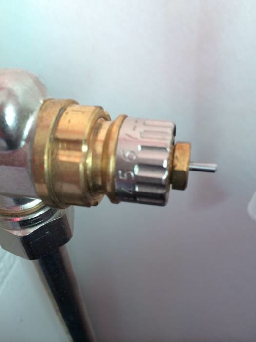 Närbild av en borttagen radiatorventil som väntar på en kompatibel handratt eller termostat.