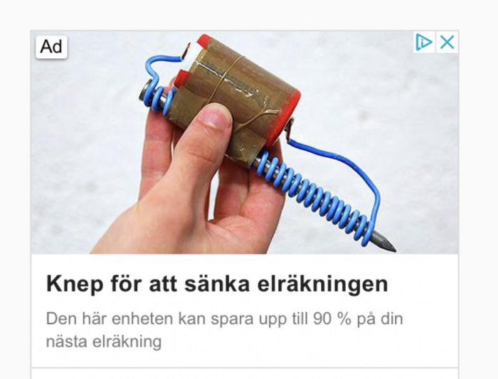 Hand håller en ihopkopplad enhet av batterier och en spole som påstås sänka elräkningen.